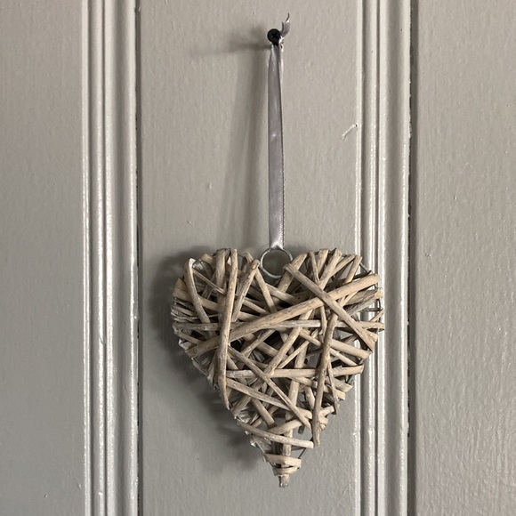 Gorgeous Handmade Gray Brown Wicker Hanging Heart Decoration w/ ribbon - Picture 4 of 7